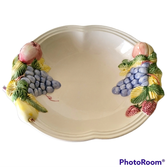 Vintage Majolica serving bowl made in Portugal - Picture 1 of 5